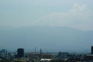 目を凝らして下さい．見えてくるでしょう？富士山が．